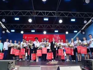 20 нижегородским школьникам в День России торжественно вручили паспорта